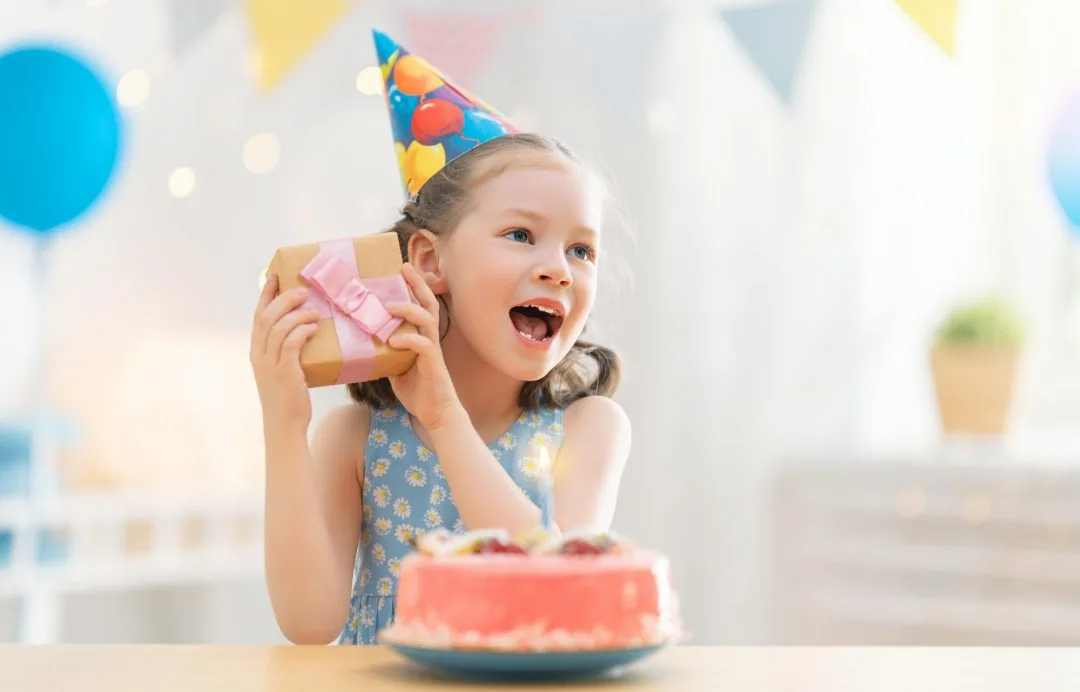 Niño celebrando su cumpleaños