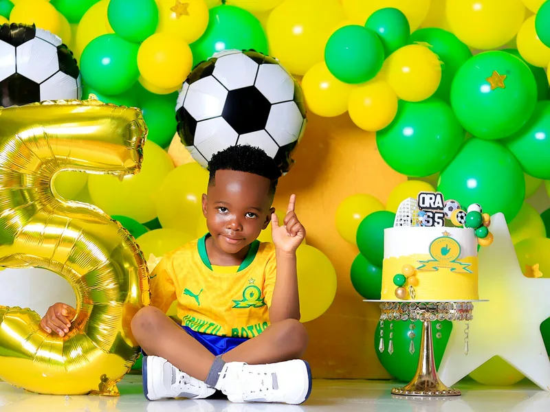 Cumpleaños temático de fútbol con balones y globos verde y amarillo