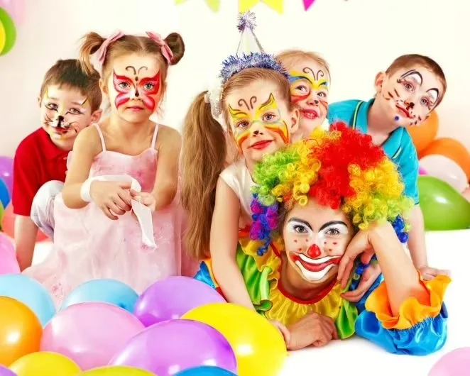 Fiesta de cumpleaños infantil celebrada en casa con decoración y niños jugando