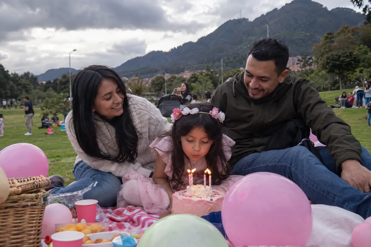 Familia celebrando un cumpleaños
