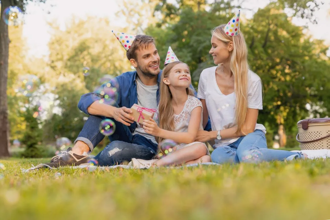 Familia celebrando un cumpleaños