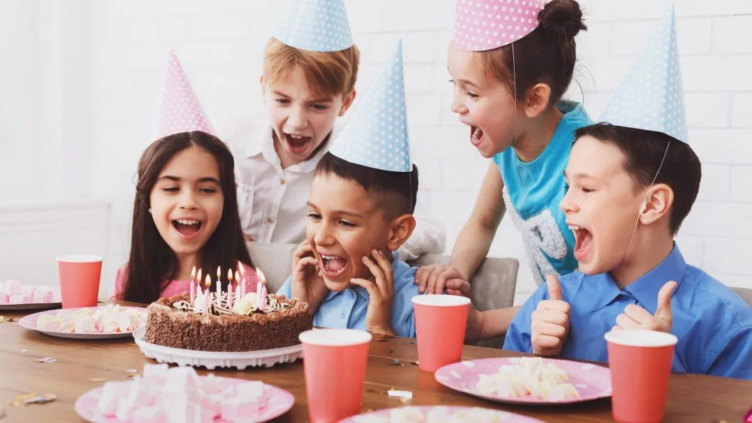 Niño soplando las velas del ponque
