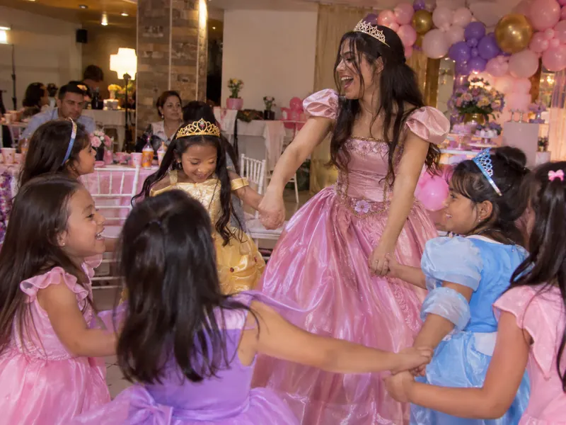Princesa bailando con niñas disfrazadas en un show de princesas en Bogotá