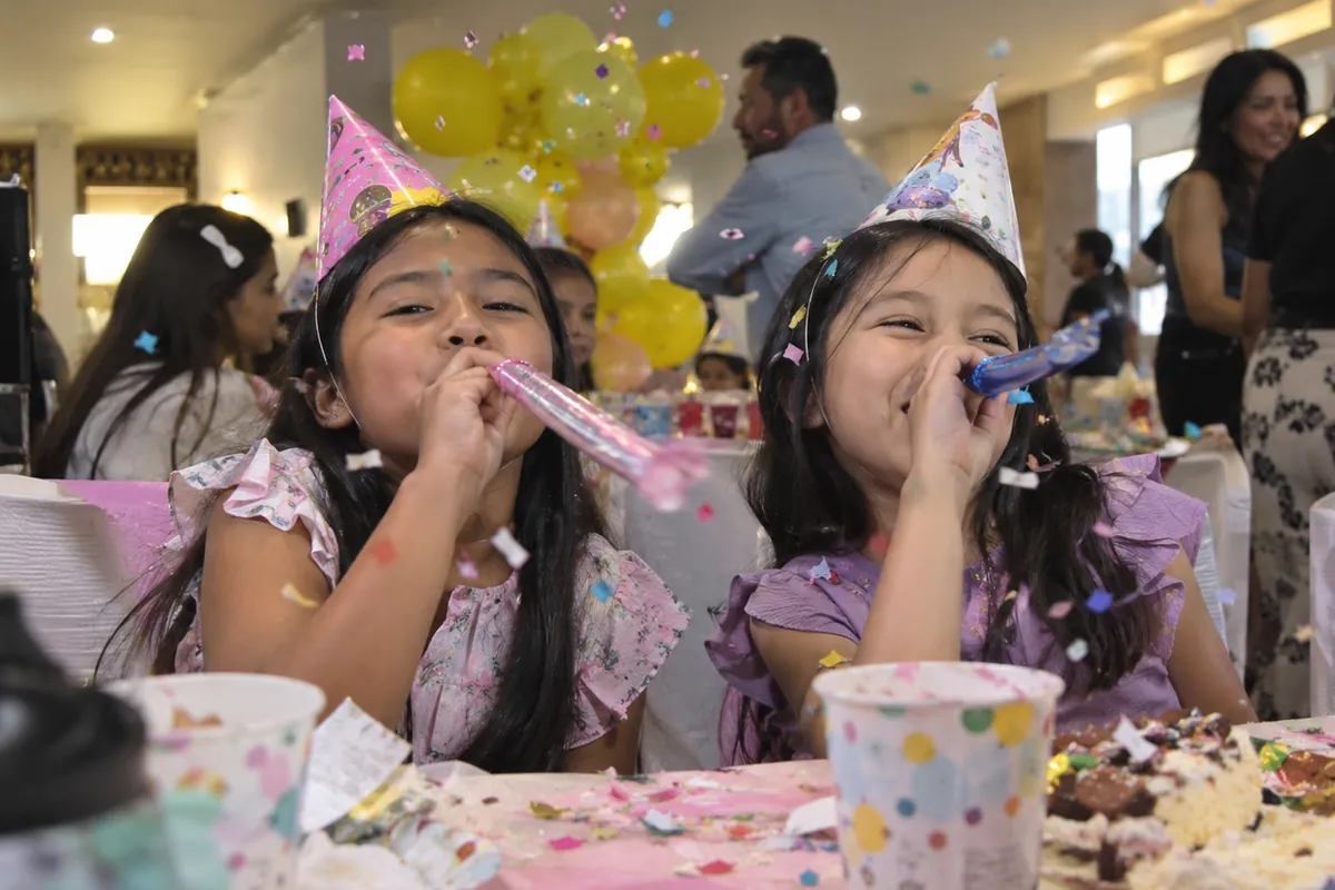 Niña sonriente con corona en su cumpleaños