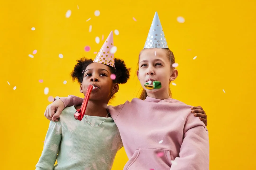 Niña sonriente con corona en su cumpleaños